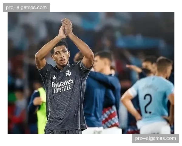 镜头：贝林厄姆世界波破门后，向看台做出标志性庆祝动作